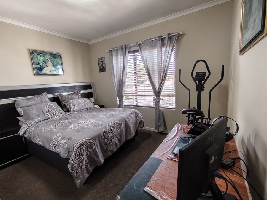 2 Bedroom Property for Sale in Vredekloof East Western Cape
